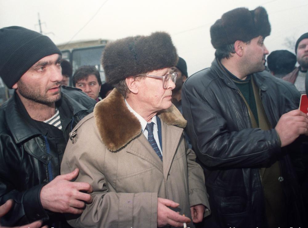Сергей Ковалев (в центре) в Грозном. Фото: Геннадий Хамельянин /ИТАР-ТАСС