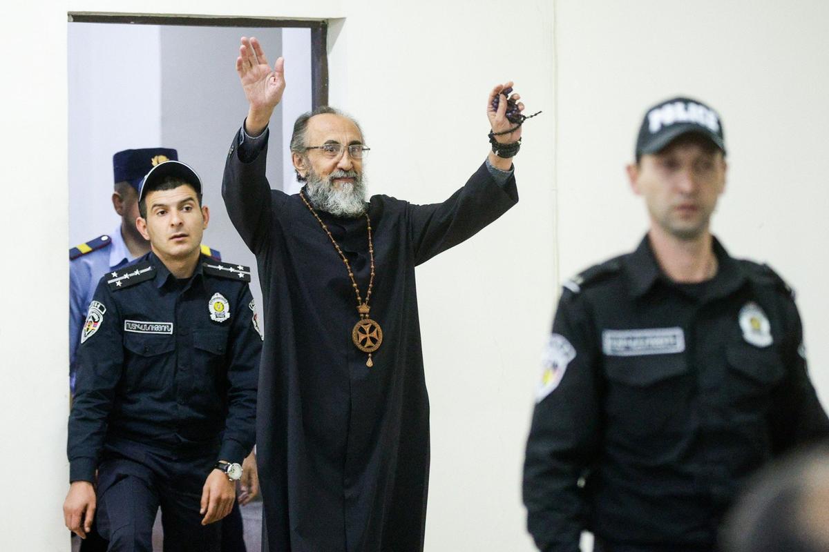 Глава Ширакской епархии архиепископ Микаель Аджапахян во время заседания суда. Фото: Александр Патрин / ТАСС