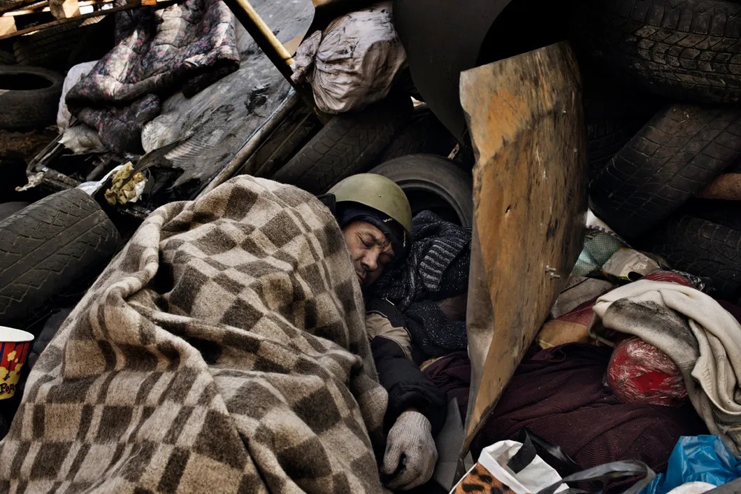 Активист Евромайдана спит на баррикадах. Фото: Юрий Козырев/ «Новая газета»