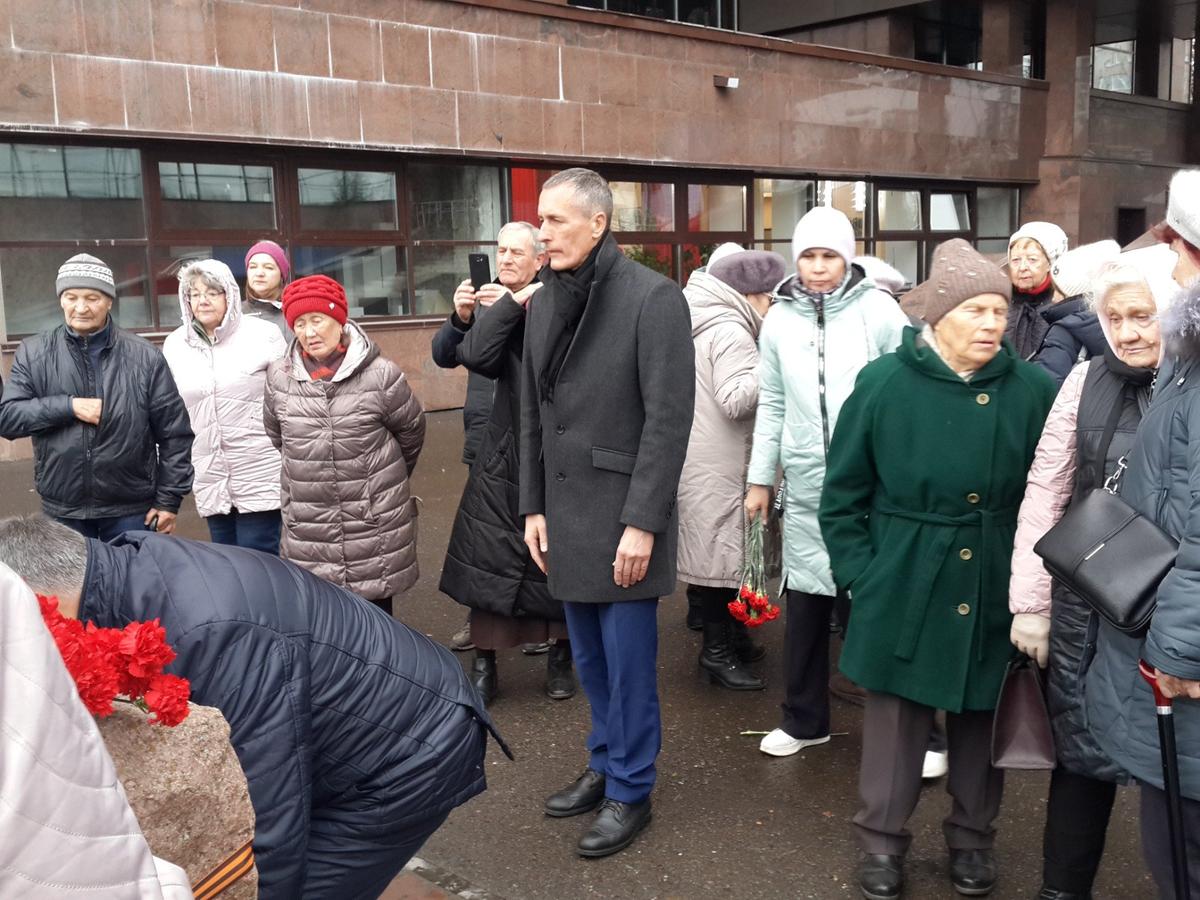 30 октября 2025 года, у камня-верхонки. В центре депутат А. Кулеш. Фото: Алексей Тарасов / «Новая газета»