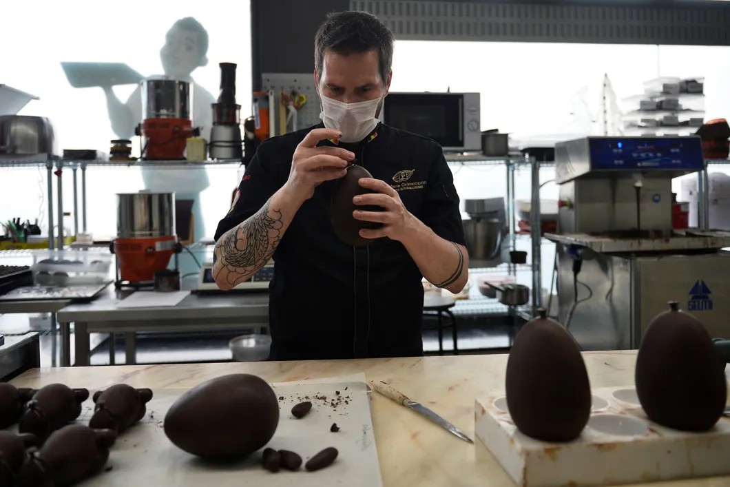 Бельгийский шоколатье Жером Гримонпон изготавливает шоколадных зайцев к Пасхе во время пандемии коронавируса. Фото: Reuters