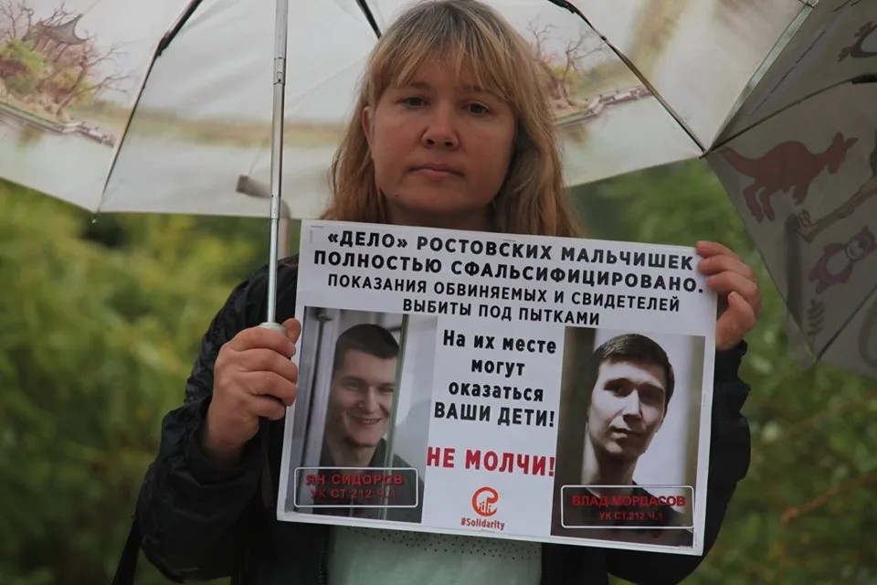 Марина Мордасова с плакатом в поддержку своего сына Влада и Яна Сидорова