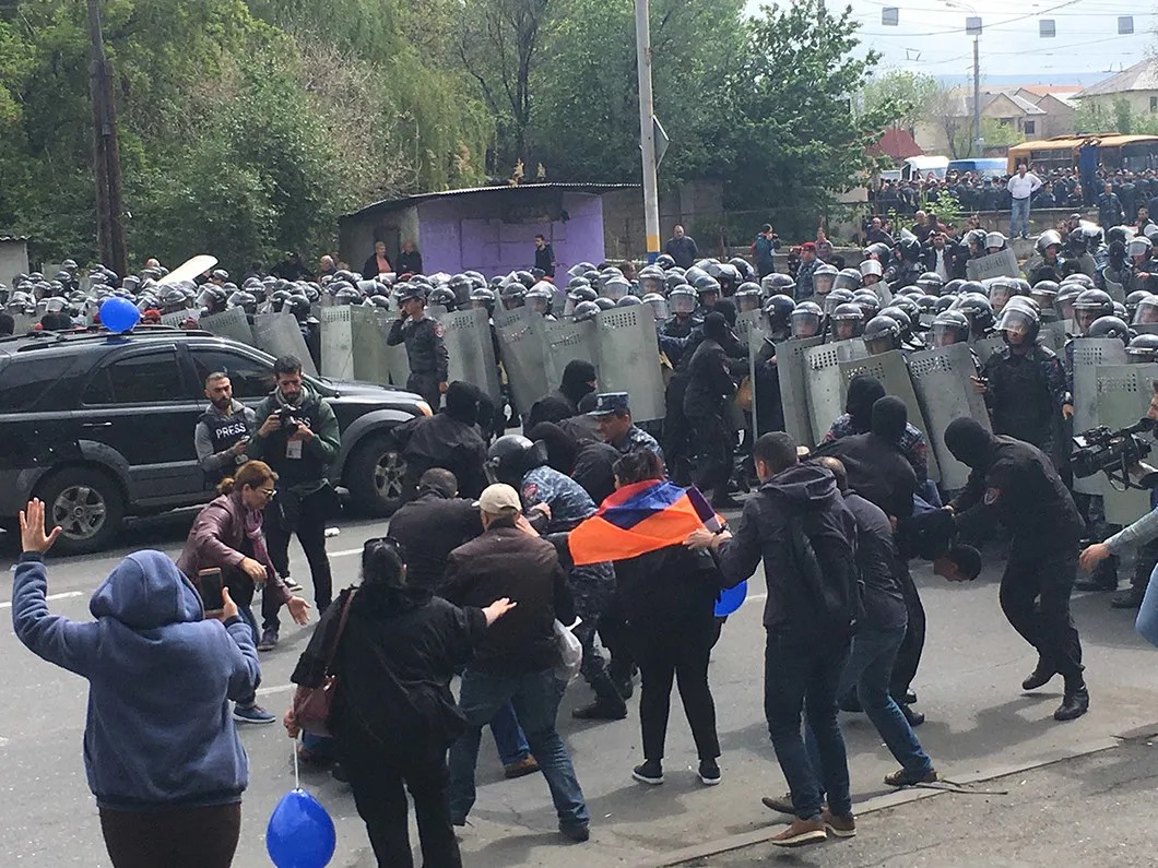 22 апреля — кратковременное столкновение протестующих с полицией в районе крепости Эребуни. Фото: Илья Азар / «Новая газета»