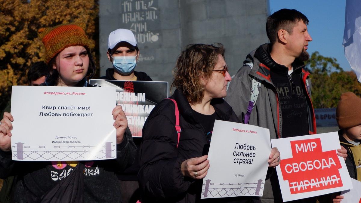 «Люди не могут больше жить в России, и вот им теперь приходится решать вопрос идентичности». Антивоенный митинг в Ереване. Фото: Андрей Новашов