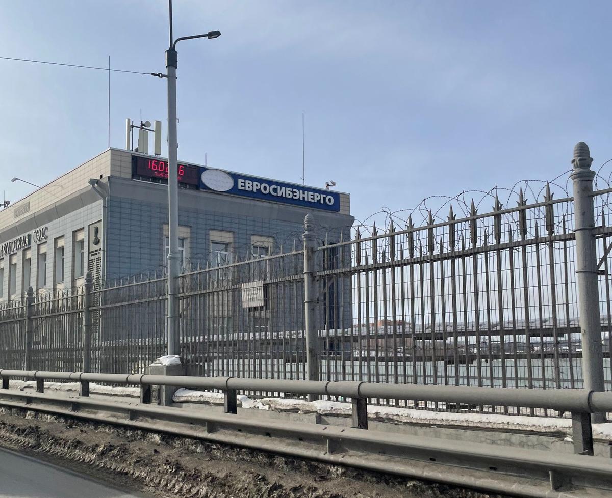 Сначала на здании управления Иркутской ГЭС появилось другое название — «Евросибэнерго», а потом в области появились и другие тарифы на электроэнергию. Фото: Ольга Путилова / «Новая газета»