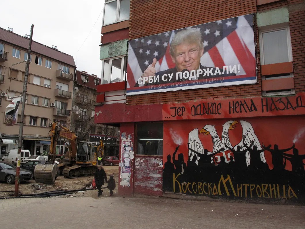 Косовска-Митровица. Надпись на билборде: «Сербы его поддерживали!» Фото: Никита Гирин / «Новая газета»