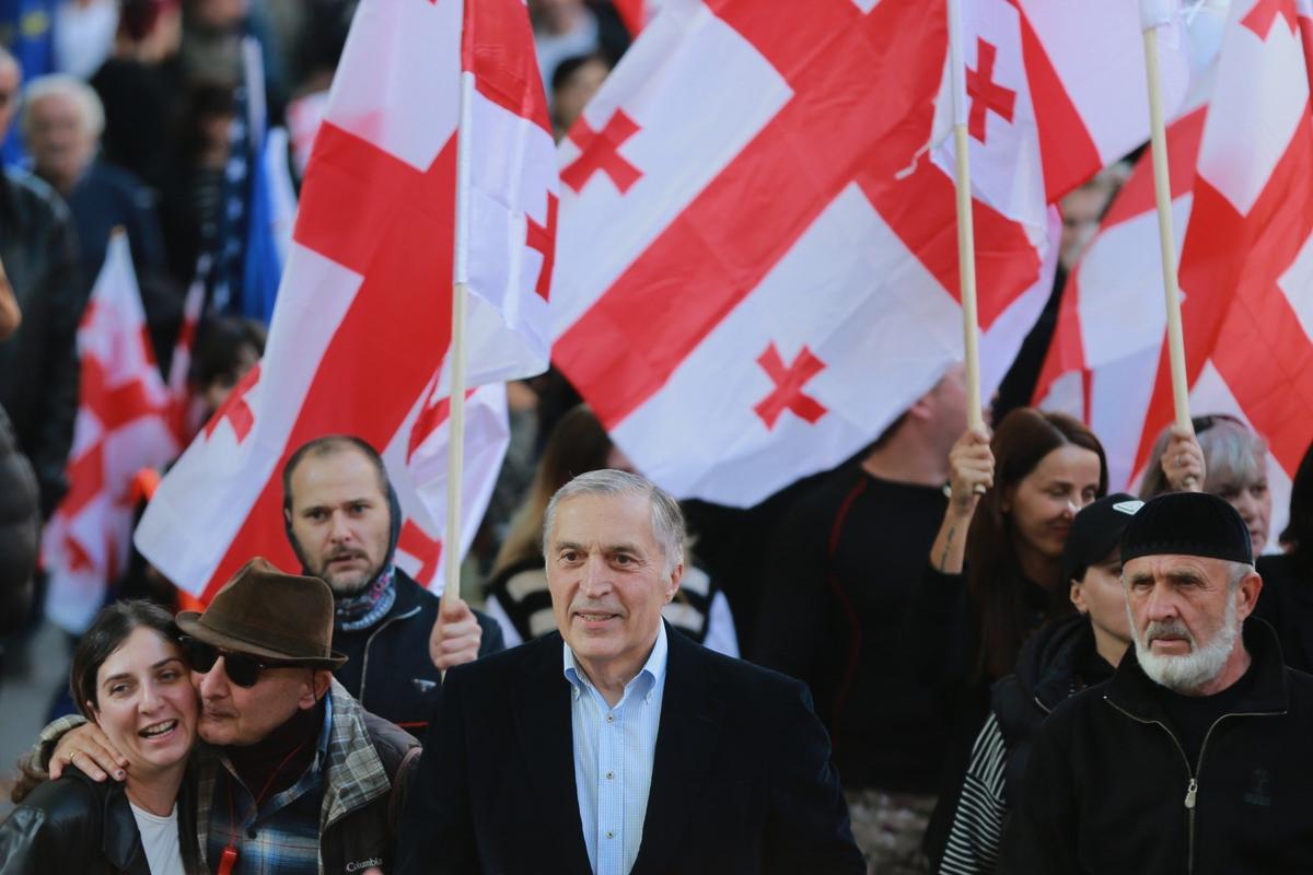 Паата Бурчуладзе на митинге оппозиции в день муниципальных выборов в Тбилиси. Фото: AP / TASS