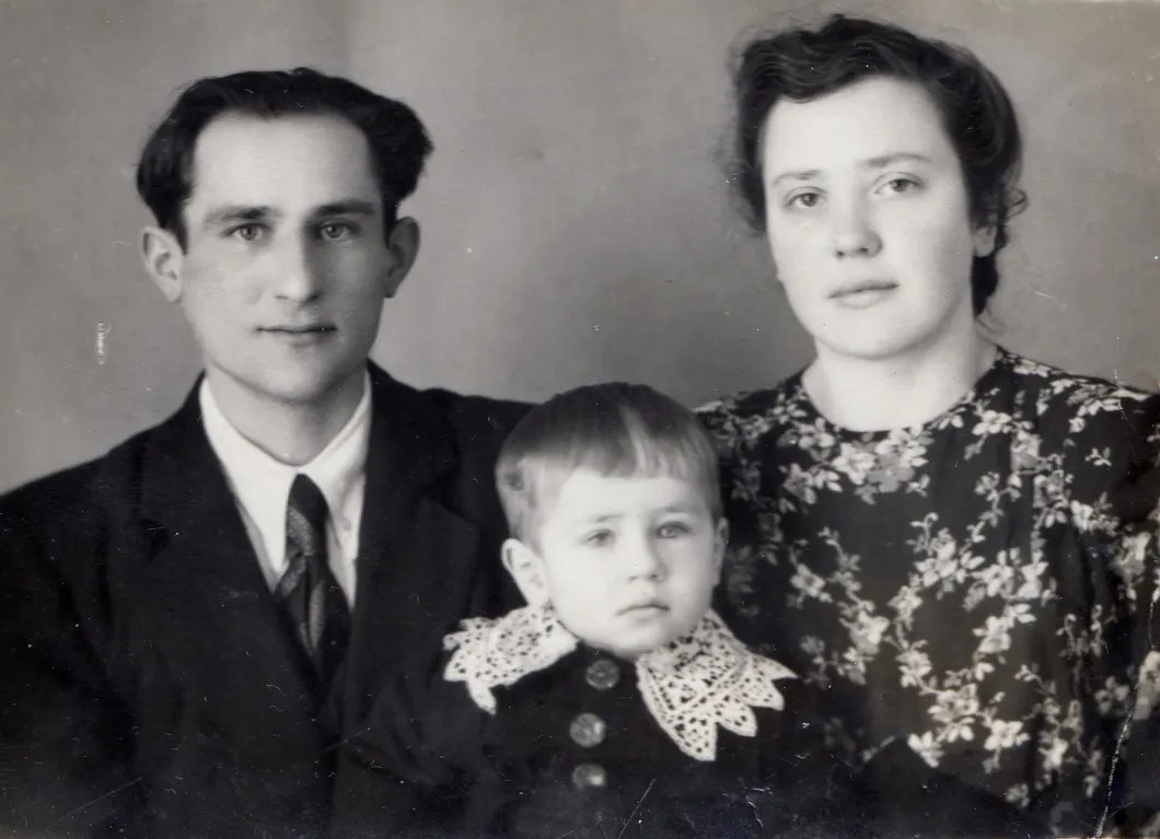 Елена Избицкая (справа) с семьей. Фото из личного архива
