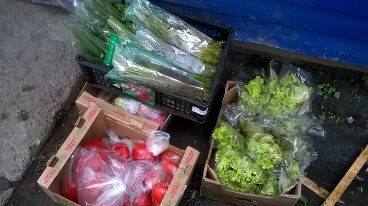 Овощи, которые острудники супермаркета вынесли на улицу. Фото: соцсети