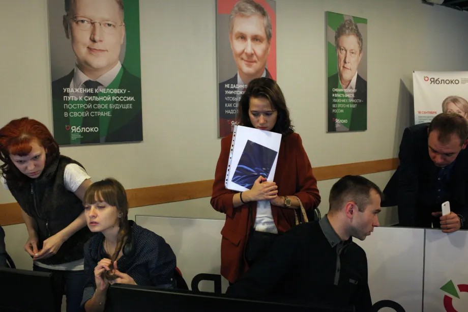 Колл-центр «Яблока» принимает звонки о нарушениях в ходе голосования. Фото: Анна Артемьева / «Новая газета»