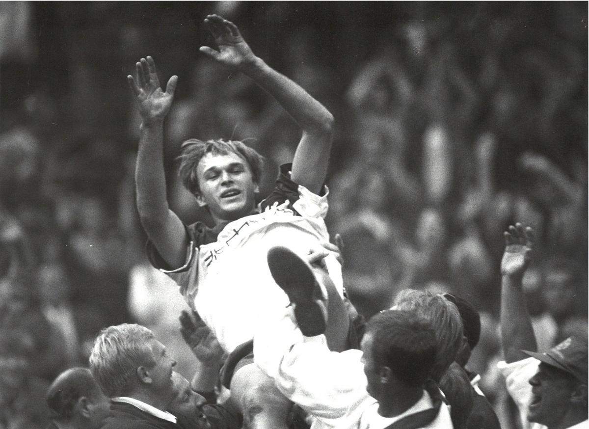 24 сентября 1995 года. За несколько минут до этого Андрей Чесноков отыграл 9 матчболов в поединке с Михаэлем Штихом и вывел сборную Россию в финал Кубка Дэвиса. Фото: Евгений Успенский