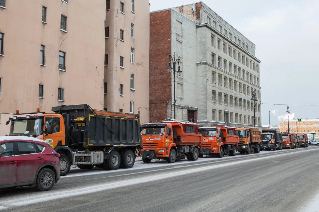 Улицы, перекрытые спецтехникой. Фото: Елена Лукьянова / «Новая» в Петербурге