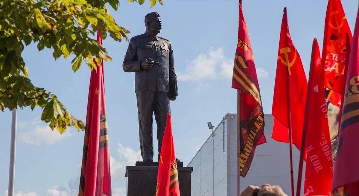 Памятник Сталину на территории завода «Микрон» в Великих Луках. Фото: соцсети