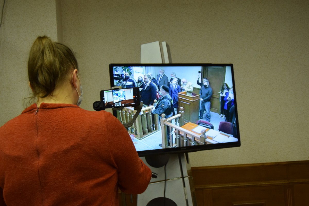 Судебное заседание транслировали в соседние залы по видео. Фото: Изольда Дробина / «Новая газета»