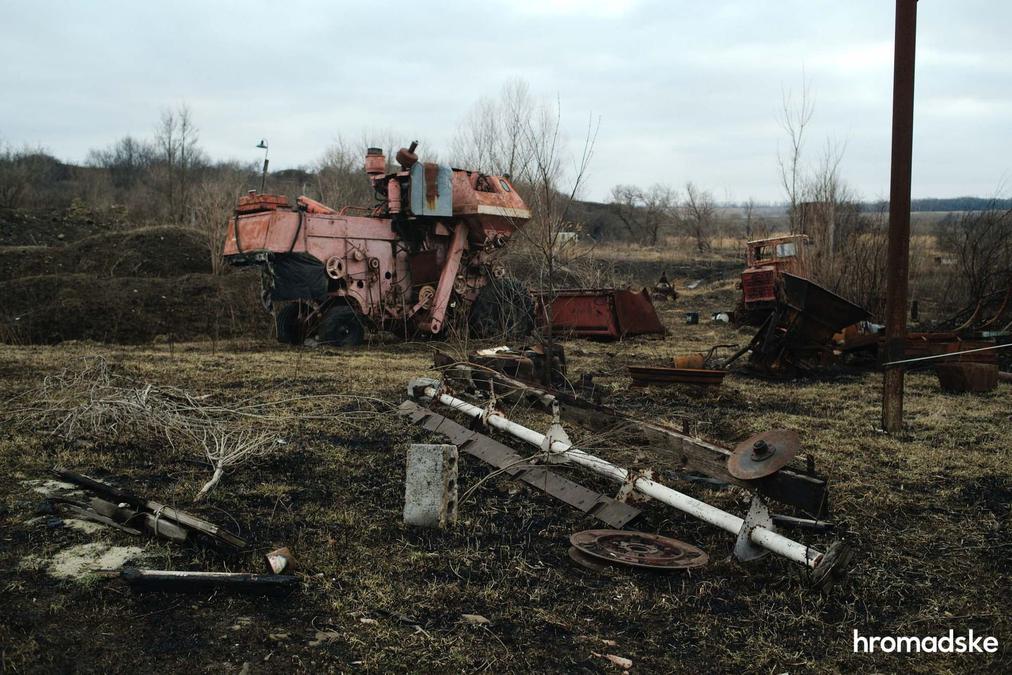 Сломанная и брошенная сельскохозяйственная техника на территории села. Фото: Макс Левин / hromadske