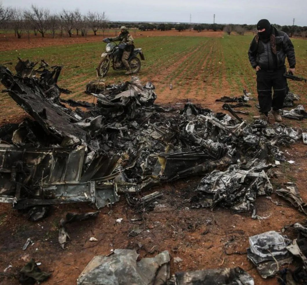 Обломки сбитого вертолета, в крушении которого погибли военные асадовской армии. Фото: соцсети