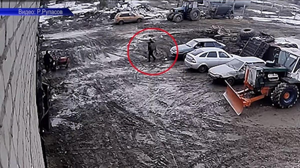 Иван Россомахин топором разбивает стекла машин на территории местного предприятия. Источник: скриншот видео с ВП ТВ | Вятские Поляны