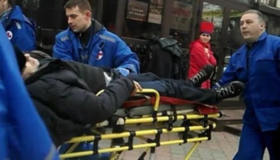 «Скорая» эвакуирует раненого Рудникова Фото: Валерия ЛАМСАРГИТЕ