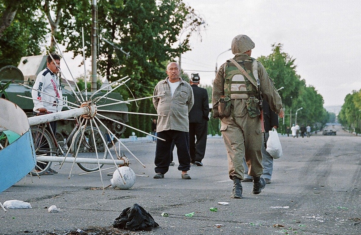 Андижан. 14 мая. На улицах Андижана после боев. Фото: ИТАР-ТАСС / Али Вали