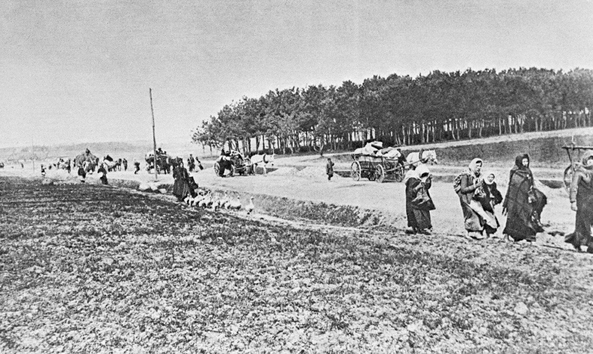 Беженцы на дороге во время Первой мировой войны. Российская империя, лето 1915 г. Фото: Репродукция ТАСС
