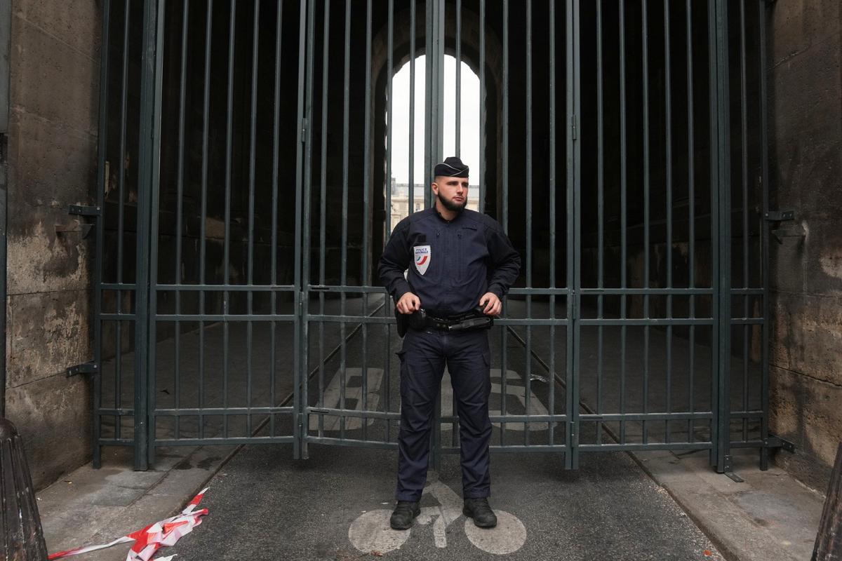 Полиция перекрывает площадь Каррузель рядом с Лувром после ограбления музея. Фото: AP / TASS