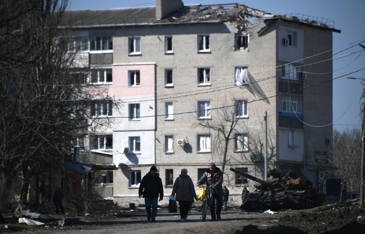 Уничтоженный танк ВСУ около жилого дома в Волновахе, ДНР. Фото: РИА Новости