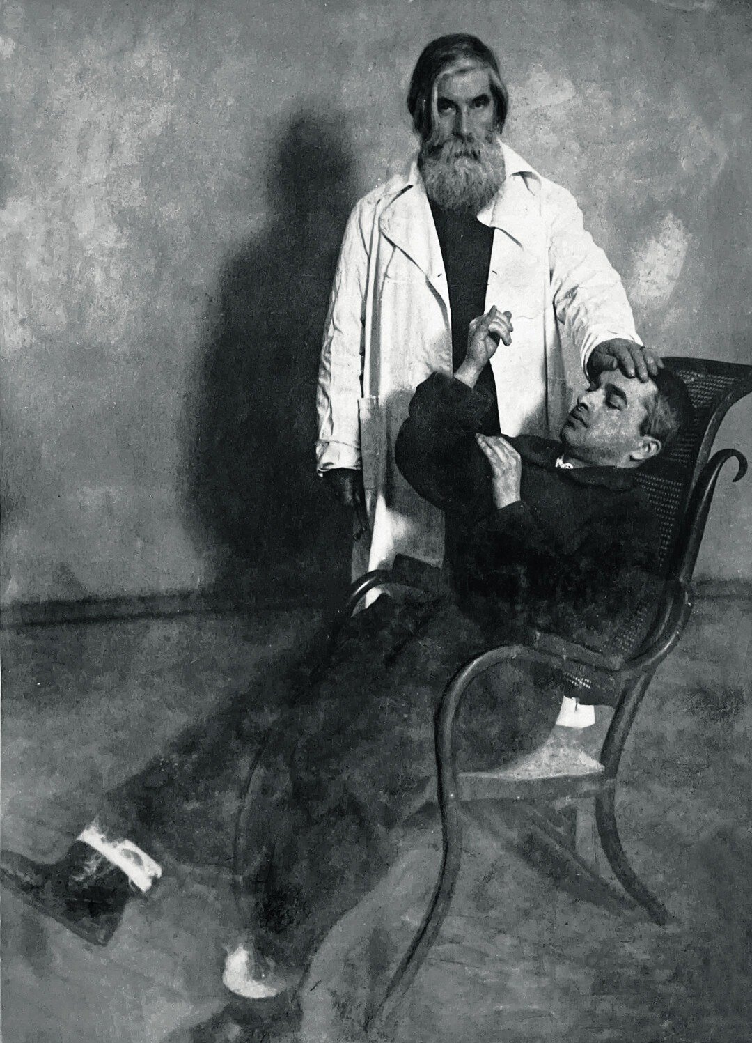 Владимир Бехтерев с пациентом. Источник: архив