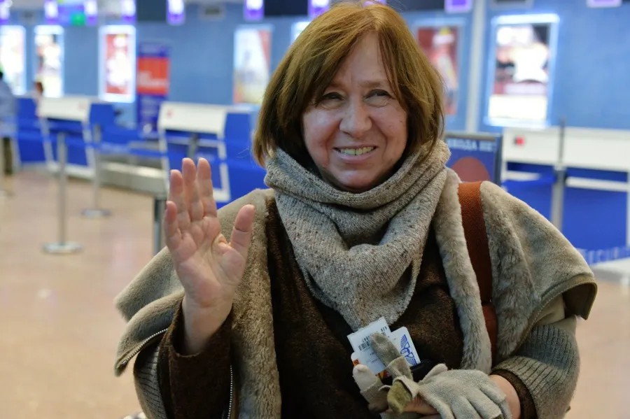 Светлана Алексиевич в аэропорту Минска. Фото: РИА Новости