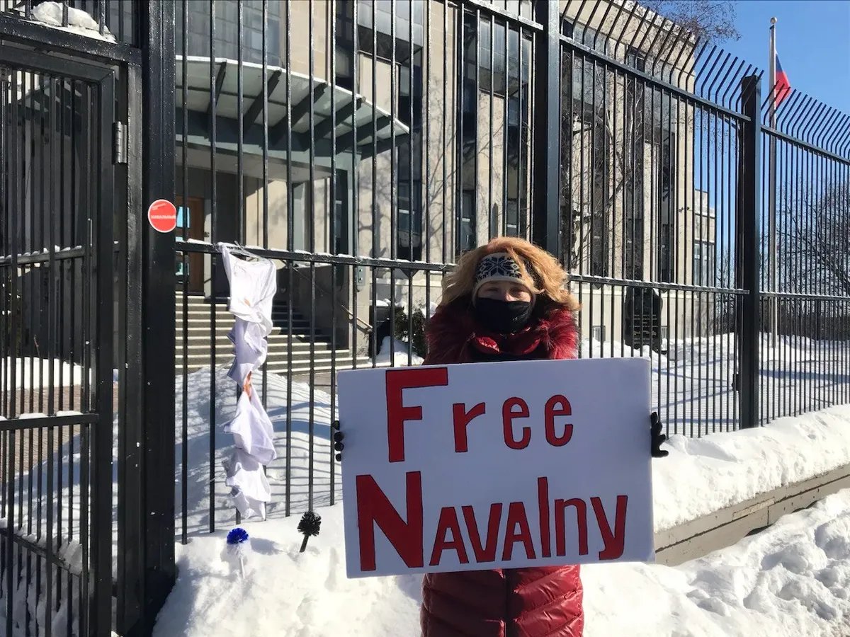 Елена Пушкарева не является сторонником Навального, но выходит на митинги за свободу политзаключенных в России. На фото из личного архива — у российского посольства