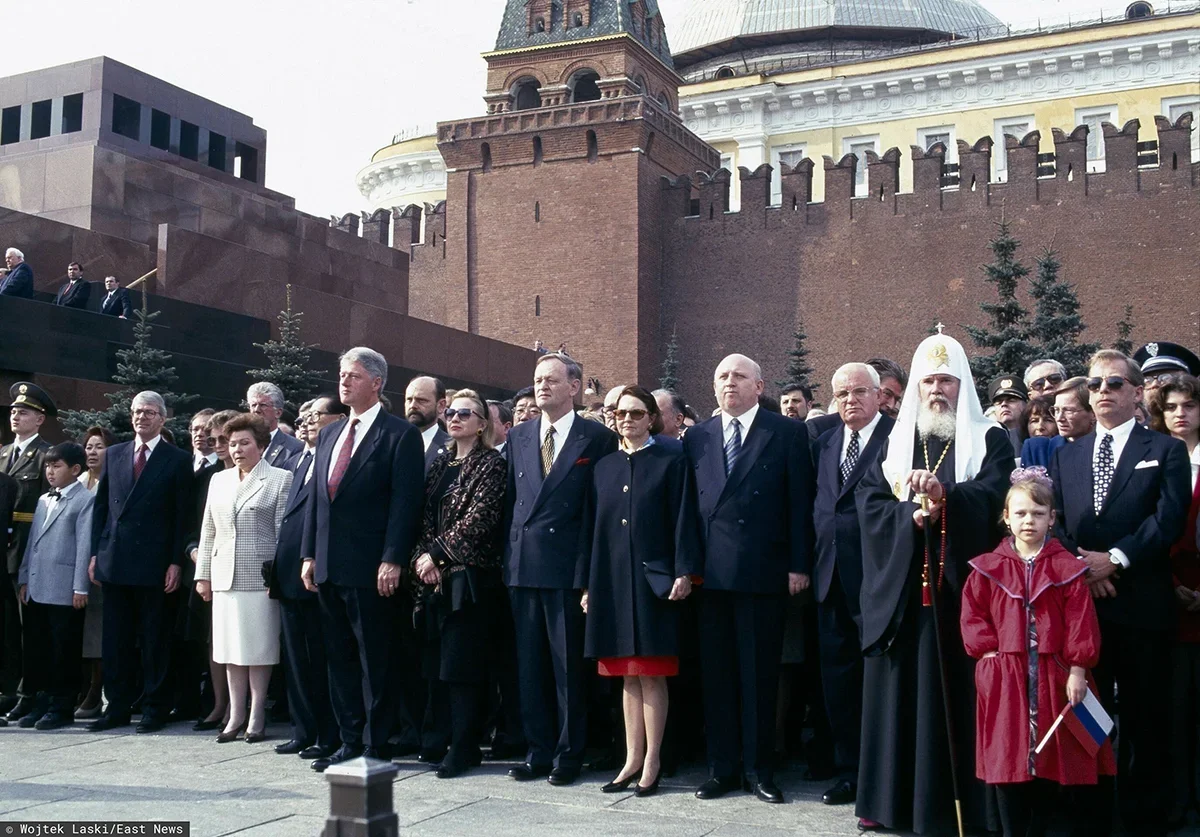 Празднование 50-летия со дня окончания Великой Отечественной войны. Президент США Билл Клинтон, премьер-министр Великобритании Джон Мейджор, премьер-министр Польши Юзеф Олексы на Красной площади. 9 мая 1995 года. Фото: Wojtek Laski / East News