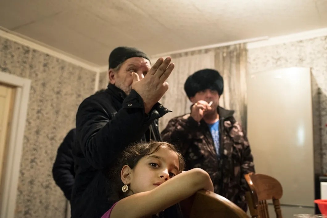 Три поколения цыган. Фото: Виктория Одиссонова / «Новая газета»