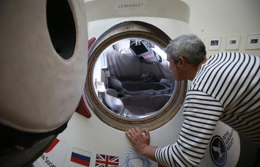Спускаемый аппарат «Возвращение» перед аукционом был выставлен в Брюсселе. Капсула дважды была в космосе. Фото: EPA
