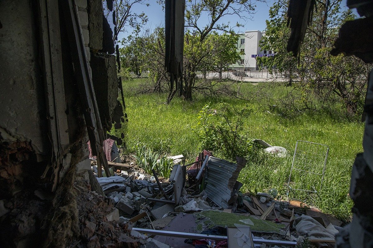 Вид на козинскую школу из окна разрушенной трехэтажки на Центральной улице. Фото: Алексей Душутин / «Новая газета»