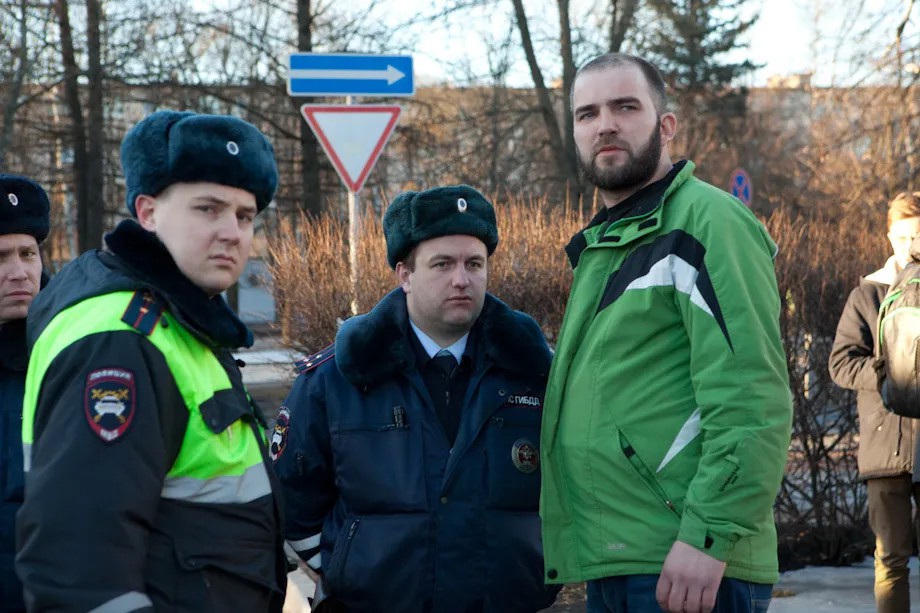 Юрий Щеголев, отец Вани, с полицейскими. Фото: Елена Лукьянова / «Новая газета»