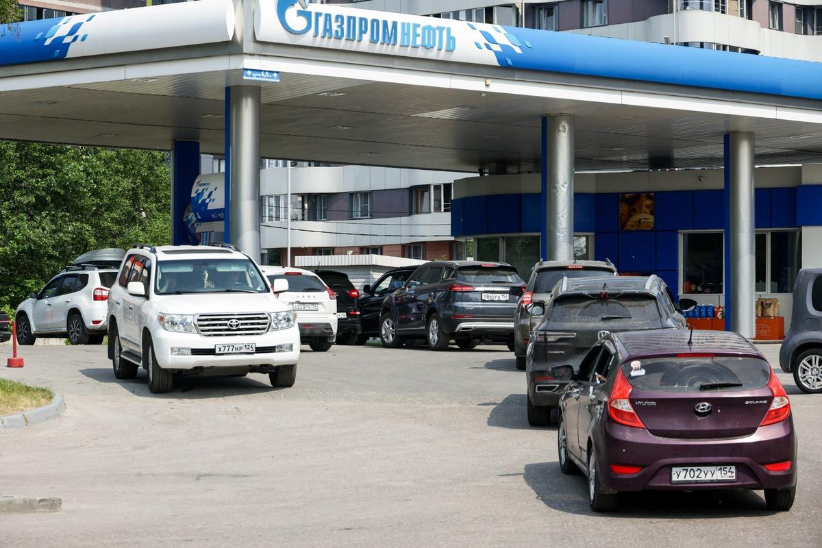 Новосибирск. Очередь автомобилей на АЗС «Газпромнефть». Фото: Кирилл Кухмарь / ТАСС