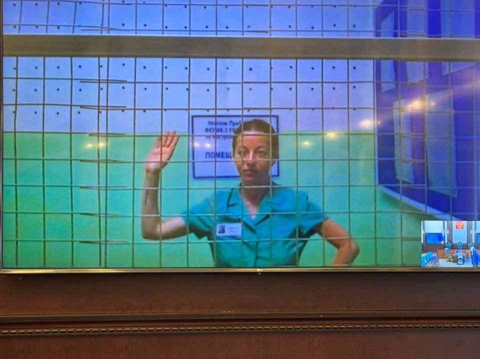 Женя Беркович во время выступления по видеосвязи из колонии, фотоархив 2025 год