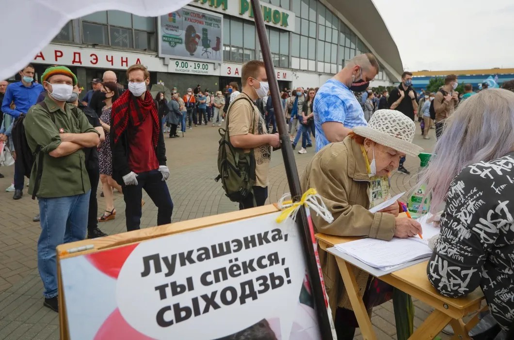 Сбор подписей в поддержку потенциальных кандидатов в президенты Белоруссии в Минске. Фото: Sergei Grits / AP / TASS
