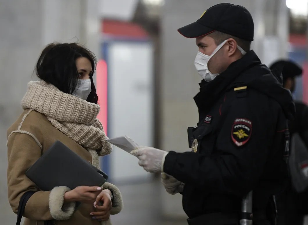 Проверка документов в московском метро во время пандемии. Фото: РИА Новости