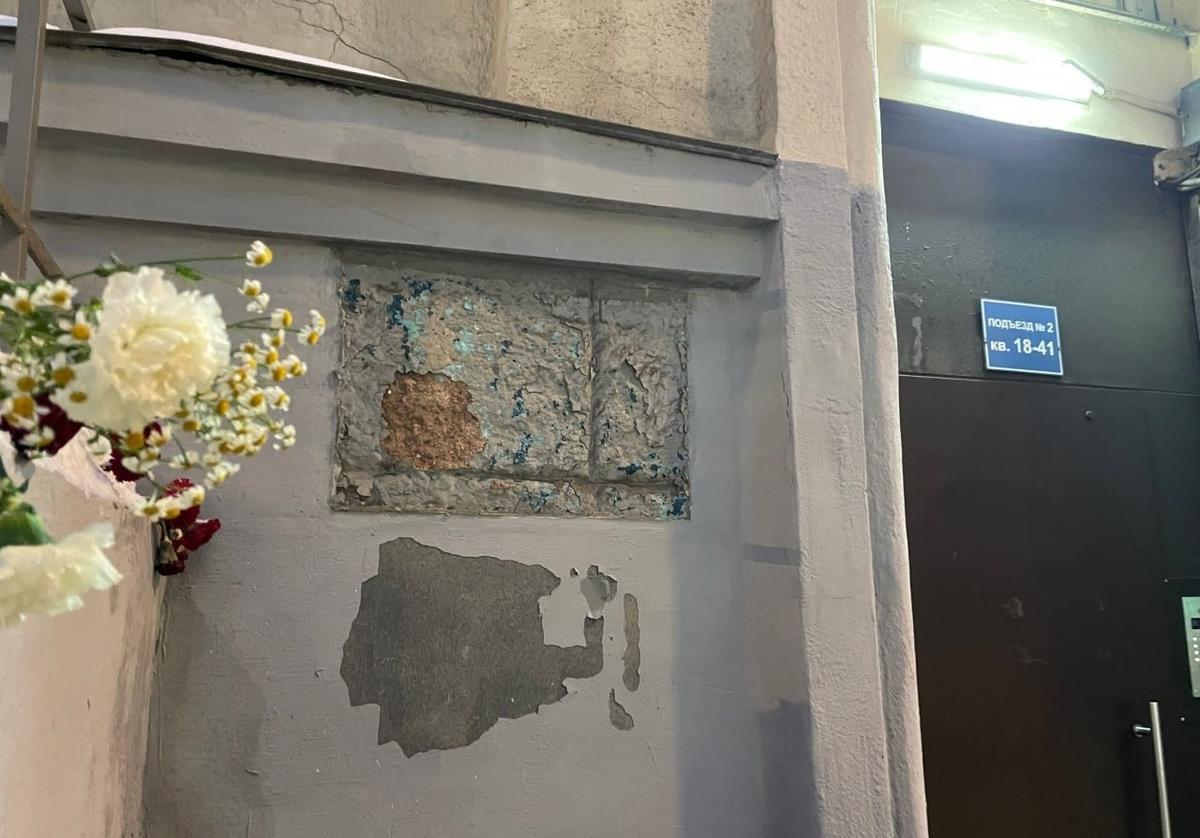 Фасад дома Политковской на Лесной улице в центре Москвы днем 19 января