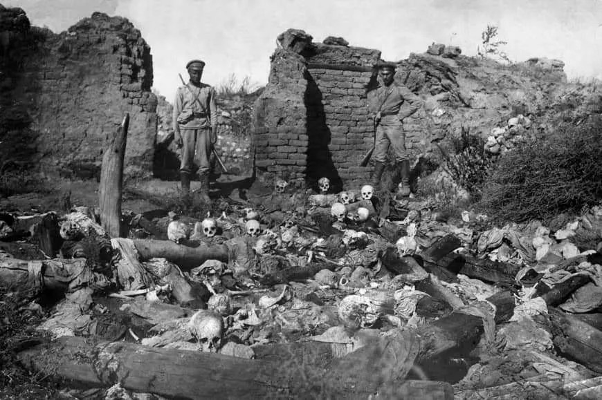 Русские солдаты над останками жертв геноцида в армянской деревне Шейхалан. Фото: Wikimedia