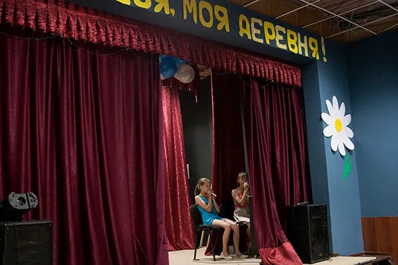 Местные девочки поют под караоке репертуар российской эстрады