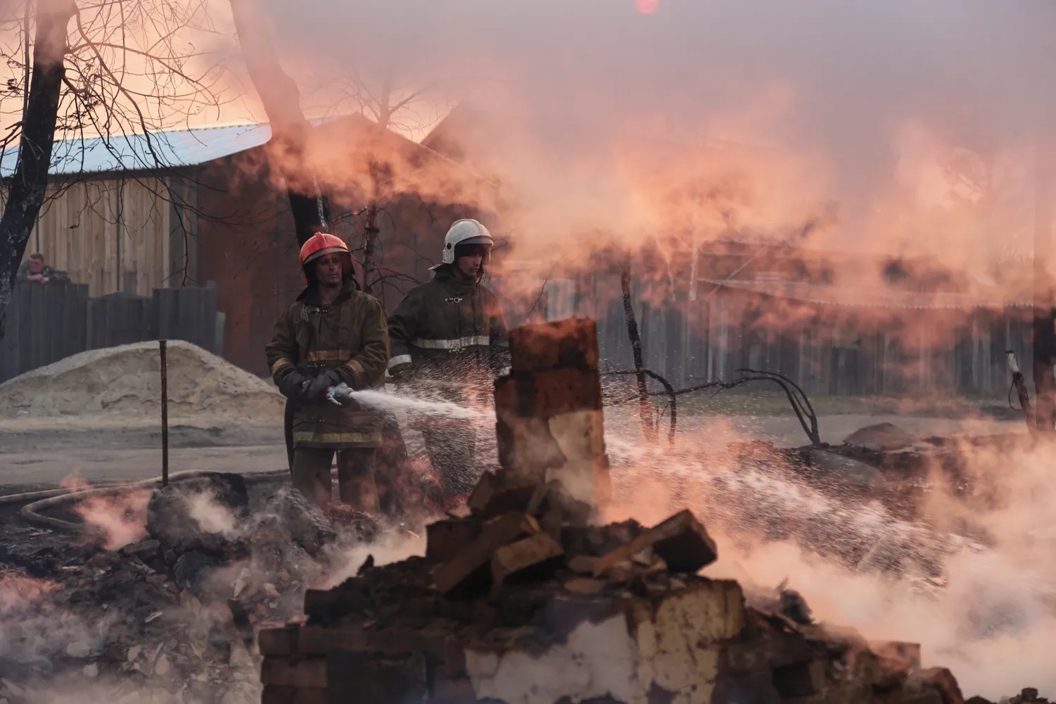 В Амурской области из-за природных пожаров уже сгорело 20 домов. Под угрозой еще 70 населенных пунктов Фото: РИА Новости