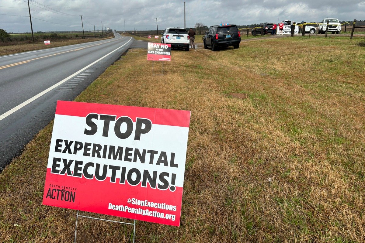 Плакаты против смертной казни, размещенные активистами вдоль дороги, ведущей к исправительному учреждению Холман в Атморе, штат Алабама, в преддверии казни Кеннета Юджина Смита. Фото: AP / TASS