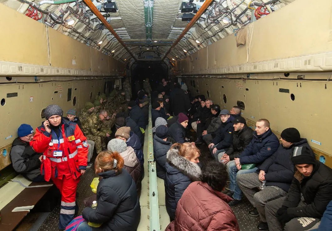 Украинцы в военном Ил-76 на пути в Борисполь, где их встречают родные. Фото: Офис президента Украины