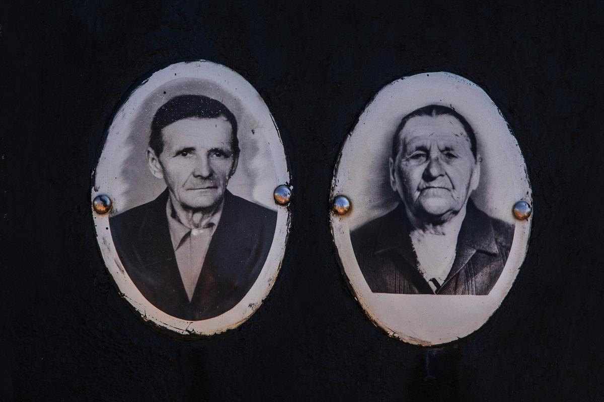 Фотографии прадедушки и прабабушки на памятнике. Фото: Алексей Душутин / «Новая газета»