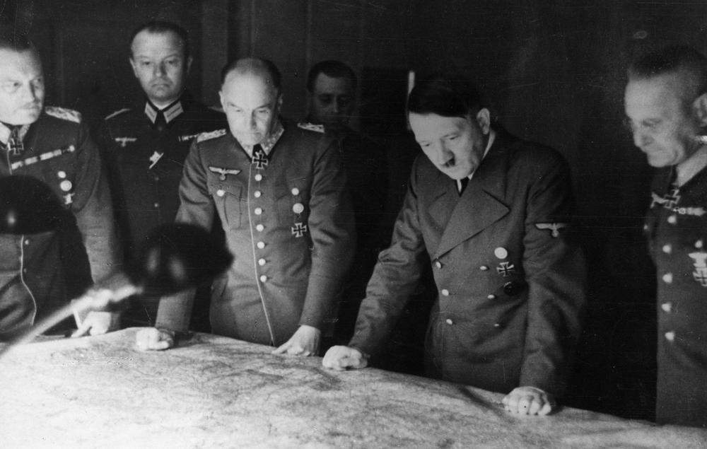 Гитлер с нацистскими военными генералами изучают карты в штаб-квартире. Фото: Heinrich Hoffmann / Keystone / Getty Images
