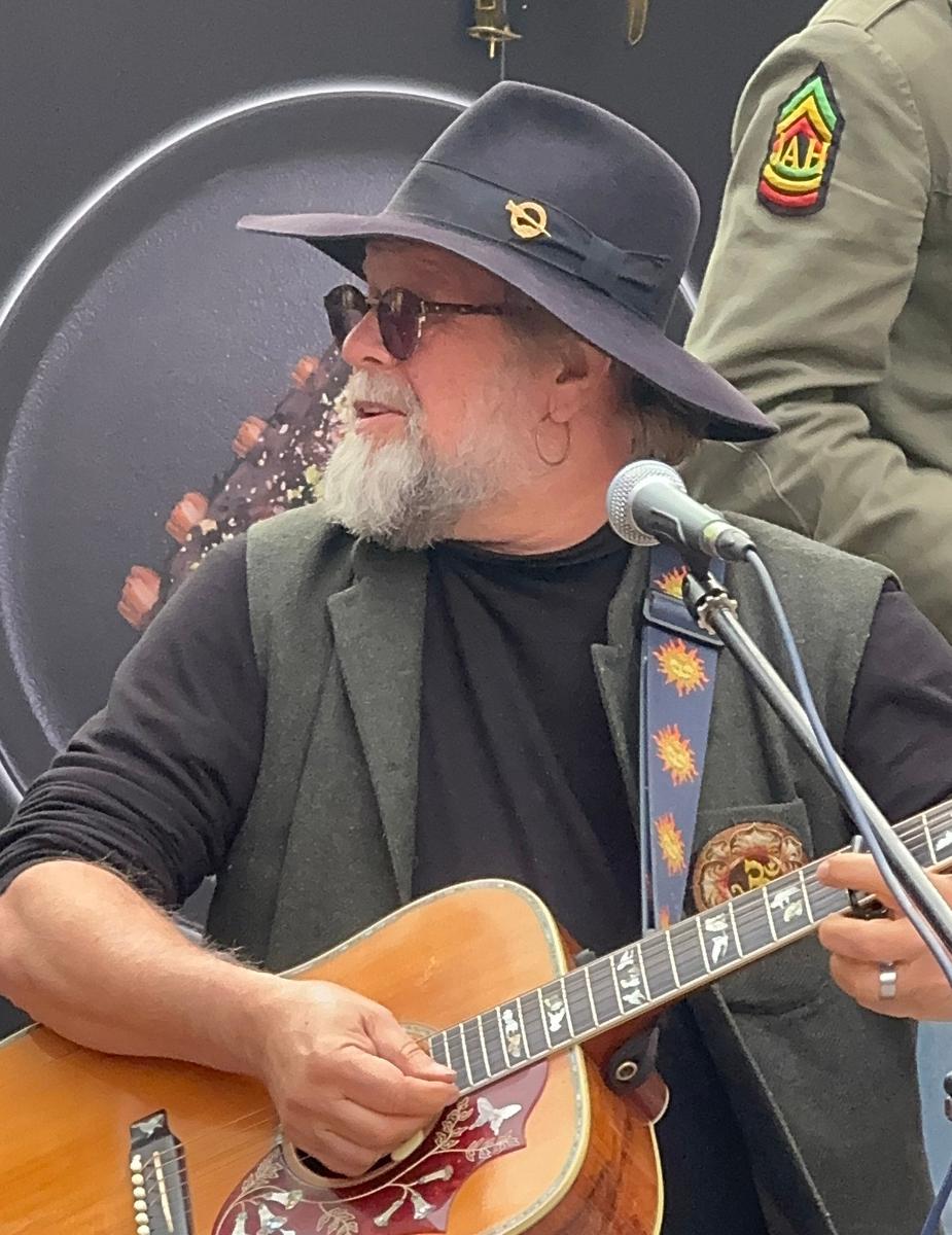 Борис Гребенщиков во время выступление на Северном проспекте Еревана. Фото: Леонид Бугаев