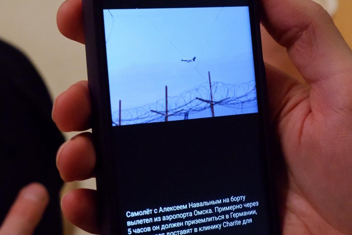 Фото, сделанное Даниилом Чебыкиным во время транпортировки Алексея Навального из Омска. Фото: Андрей Новашов