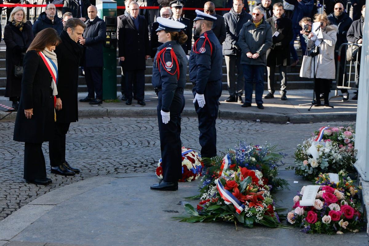 Эммануэль Макрон и Анн Идальго на сегодняшней церемонии. Фото: AP / TASS