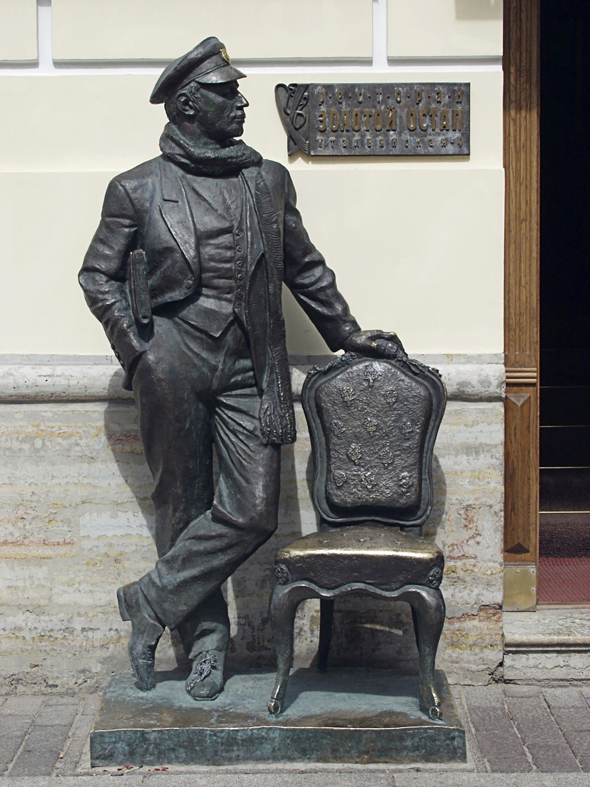 Памятник Остапу Бендеру в Петербурге